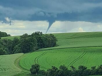 Tornado-Verdacht in Würzburg: Video zeigt Trichterwolke - Experte geben Einschätzung ab