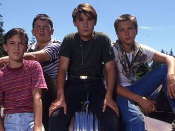 Erz&auml;hlt wird "Stand By Me" aus der Perspektive des Schriftstellers Gordon Lachance (Richard Dreyfuss): Angesichts einer Todesanzeige f&uuml;r seinen Freund Chris Chambers erinnert sich Gordon an die Abenteuer, die er als Zw&ouml;lfj&auml;hriger (Wil Wheaton, links) mit seinen Freunden im Sommer 1959 erlebte.