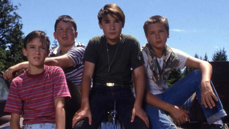 Erz&auml;hlt wird "Stand By Me" aus der Perspektive des Schriftstellers Gordon Lachance (Richard Dreyfuss): Angesichts einer Todesanzeige f&uuml;r seinen Freund Chris Chambers erinnert sich Gordon an die Abenteuer, die er als Zw&ouml;lfj&auml;hriger (Wil Wheaton, links) mit seinen Freunden im Sommer 1959 erlebte.