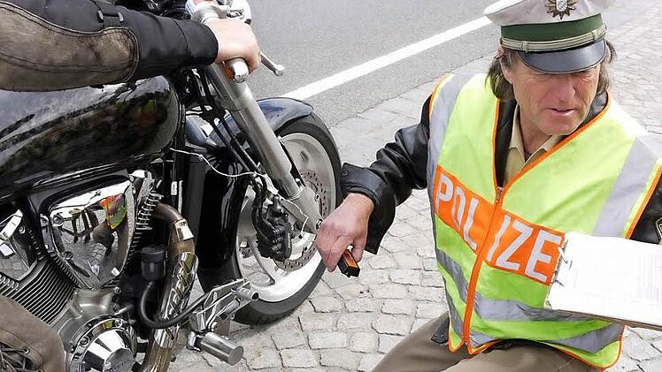 Rainer Scheckenbach prüft Motorräder auf Herz und Nieren. Fotos: Pauline Lindner