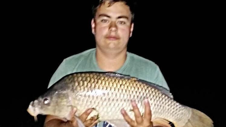 Seinen bisher größten Fang, einen Karpfen mit elf Pfund, hält Robin Werres in seinen Händen. Foto: Michael Kastl