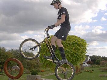 Perfekt ausbalanciert: Jahrelanges und tägliches Training auf dem Hof seiner Eltern waren für Tobias Schmitt die Grundlage, dass er mittlerweile munter Titel sammelt. Foto: Petra Malbrich