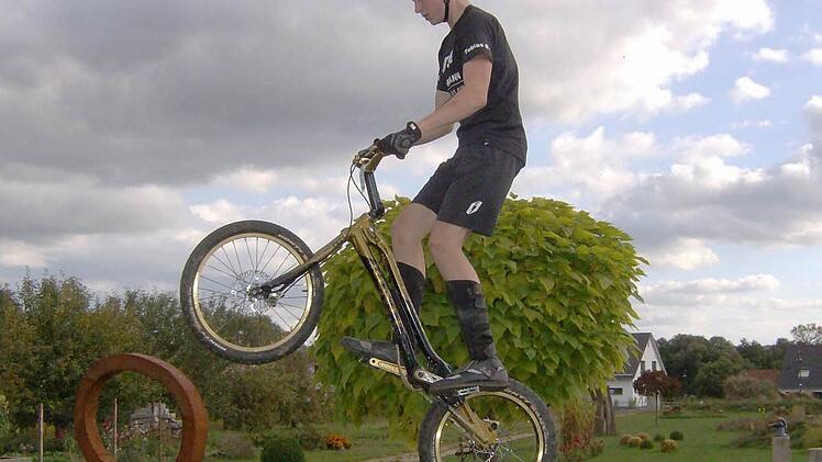 Perfekt ausbalanciert: Jahrelanges und tägliches Training auf dem Hof seiner Eltern waren für Tobias Schmitt die Grundlage, dass er mittlerweile munter Titel sammelt. Foto: Petra Malbrich