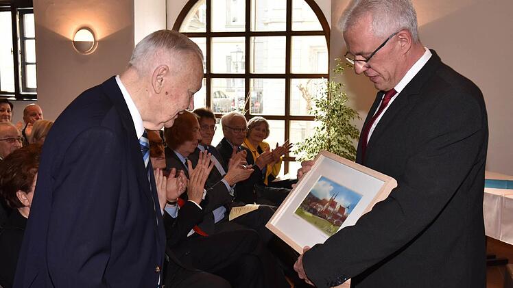 Bürgermeister Günther Werner (rechts) überreichte Albert Meyer, Ehrenbürger der Stadt Haßfurt, ein Bild von Haßfurt,