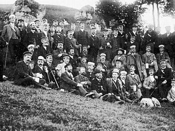 Von der ersten Zusammenkunft auf dem Staffelberg existiert ein historisches Foto. Mit auf dem Bild Ivo Hennemann (links, mit weißem Vollbart) der als Einsiedler in der Klause lebte Foto: privat