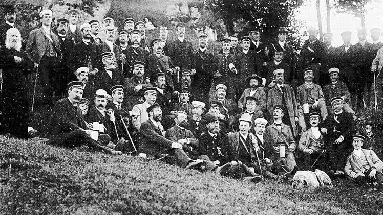 Von der ersten Zusammenkunft auf dem Staffelberg existiert ein historisches Foto. Mit auf dem Bild Ivo Hennemann (links, mit weißem Vollbart) der als Einsiedler in der Klause lebte Foto: privat