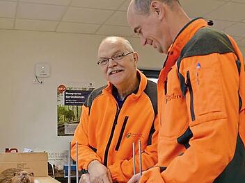 Egon Fuß (rechts) ist als Forstmeister für die Ausbildung der angehenden Forstwirte zuständig. Hier zeigt er Theodor Escherich, dem Servicestellenleiter des Forstbetriebs Bad Brückenau, ein Herbarium, das seine Lehrlinge angelegt haben. Foto: Kathrin Kupka-Hahn