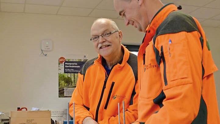 Egon Fuß (rechts) ist als Forstmeister für die Ausbildung der angehenden Forstwirte zuständig. Hier zeigt er Theodor Escherich, dem Servicestellenleiter des Forstbetriebs Bad Brückenau, ein Herbarium, das seine Lehrlinge angelegt haben. Foto: Kathrin Kupka-Hahn