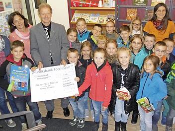 Volksbank-Filialleiter Erwin Roppelt &uuml;bergibt die Spende.  Foto: privat