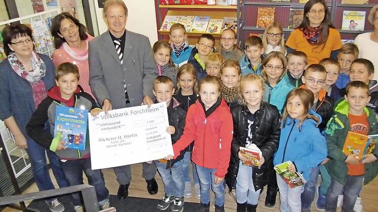 Volksbank-Filialleiter Erwin Roppelt &uuml;bergibt die Spende.  Foto: privat