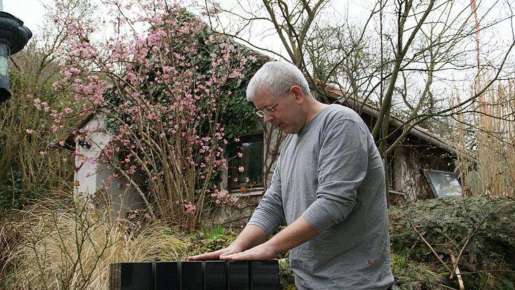 Im Garten, zwischen seinem Wohnhaus und seinem Atelier, stehen die Klangsteine und warten auf ihren nächsten Einsatz. Foto: Sabine Weinbeer