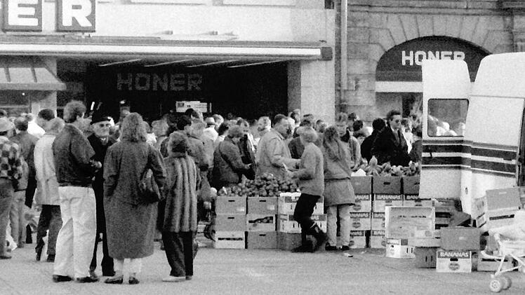 Der Grüne Markt in Bamberg war in den  Wochen nach dem Mauerfall begehrte Anlaufstelle - wie alle Orte, an denen Südfrüchte verkauft wurden. Foto: Ronald Rinklef