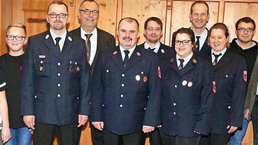 Der neue Vorstand mit den Kommandanten und den Neuaufgenommenen (von links): Robin Greich, Jonas Schwarz (beide Neuaufnahmen), Kommandant Thomas Schwarz, B&uuml;rgermeister J&uuml;rgen Kohmann, Vorsitzender Frank Glock, Zweiter Kommandant Bernd Schramm, Zweite Vorsitzende Vanessa Weidner, Kassier Harald Greich, Schriftf&uuml;hrerin Monika Dinkel, Tim Dinkel (Neuaufnahme) sowie der Feuerwehrsachbearbeiter der Stadt Bad Staffelstein, Matthias Pospischil Foto: Gerd Klemenz