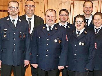 Der neue Vorstand mit den Kommandanten und den Neuaufgenommenen (von links): Robin Greich, Jonas Schwarz (beide Neuaufnahmen), Kommandant Thomas Schwarz, B&uuml;rgermeister J&uuml;rgen Kohmann, Vorsitzender Frank Glock, Zweiter Kommandant Bernd Schramm, Zweite Vorsitzende Vanessa Weidner, Kassier Harald Greich, Schriftf&uuml;hrerin Monika Dinkel, Tim Dinkel (Neuaufnahme) sowie der Feuerwehrsachbearbeiter der Stadt Bad Staffelstein, Matthias Pospischil Foto: Gerd Klemenz