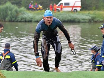Nichts wie raus aus dem Wasser: Doch angesichts des anhaltenden Regens durfte dieser Triathlet nicht darauf hoffen, im weiteren Rennverlauf wieder zu trocknen. Fotos: Picturedreams