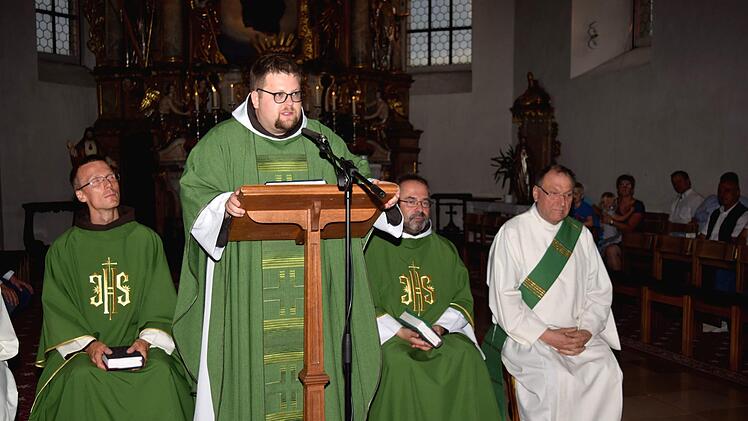 "Er habe versp&uuml;rt, dass er von Gott an einer anderen  Stelle gebraucht werde" sagte Pater Bonifaz in seinem Schlusswort des  Gottesdienstes zu den Gl&auml;ubigen; im Bild mit Pater Josef, Pater Kosma und Diakon Konrad Funk (v.l.).