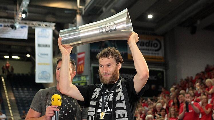 10. Februar 2012: Anton Gavel stemmt den Pokal nach dem 97:95-Erfolg gegen Ulm in die Höhe. Foto: sportpress