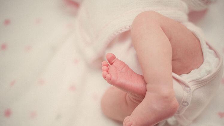 Tragischer Vorfall in Wales: Ein vier Wochen altes Baby überlebte die Partynacht seiner Mutter nicht. Symbolfoto: unsplash.com/Ignacio Campo