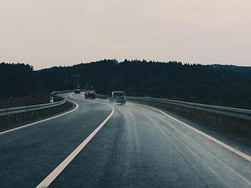 Es regnete stark, die Fahrbahn der A3 bei Waldaschaff war nass. Symbolfoto: Brigitte Thom/unsplash.com