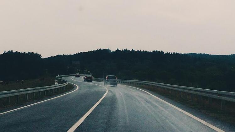 Es regnete stark, die Fahrbahn der A3 bei Waldaschaff war nass. Symbolfoto: Brigitte Thom/unsplash.com