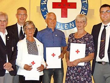 Evalies Meier, Vorsitzende des BRK-Kreisverbandes Bamberg (links), ehrte Rosi Seelmann mit der Ehrennadel des DRK für ihre 50-jährige Mitgliedschaft und Johann Bayer und Elisabeth Friedrich mit der goldenen Ehrennadel des BRK für deren 40-jährige Mitgliedschaft. Mit den Geehrten freuen sich Stephan Bohlein, Erster Vorsitzender der Wasserwacht Strullendorf (zweite Reihe), und sein Stellvertreter Mathias Möhrlein. Foto: p