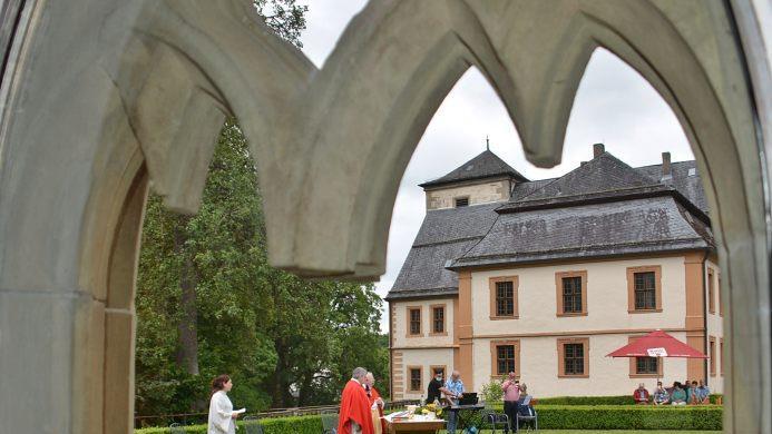 Am Tag der Frankenapostel verabschiedete Maria Bildhausen seinen langjährigen Seelsorger Pater Gottfried Scheer von der Herz-Jesu-Provinz der Pallottiner. Foto: Hanns Friedrich