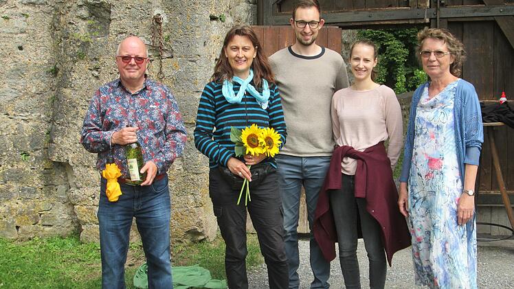 Der 1000. Gast, eine kleine Gruppe, die von Sulzthal aus wanderte, wird von Koordinatorin Bärbel Sauskojus (rechts) mit Sonnenblumen und einer Flasche Wein überrascht (von links) Peter Jaeger, Gaby Gehling und Sohn Julian mit Freundin.