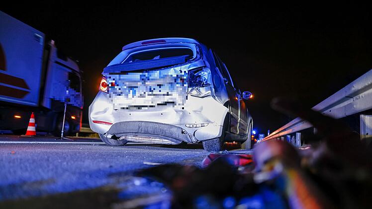 Drei Verletzte bei Auffahrunfall nach Reifenplatzer