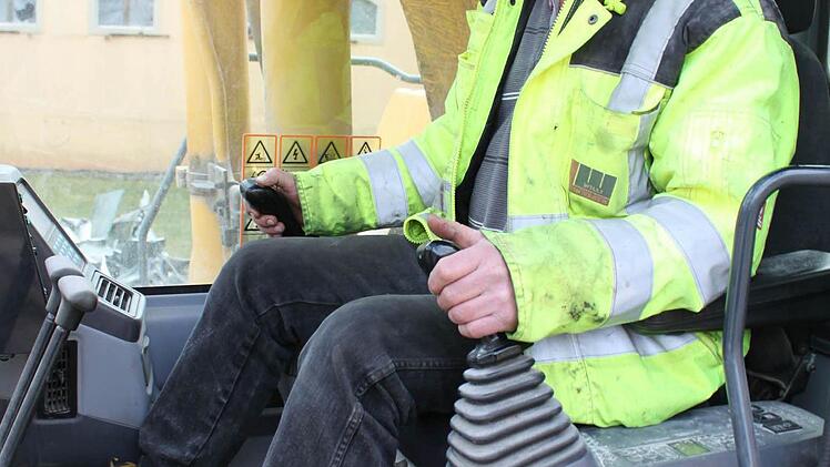Baumaschinenführer Frank Schwarz steuert den Bagger.
