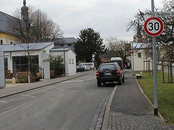 Mittlerweile hängt ein Tempo-30-Schild direkt am Laternenmasten. Foto: Julian Brehm
