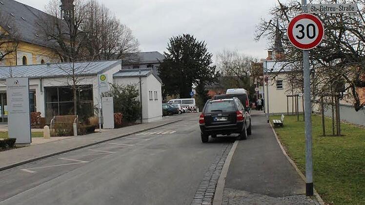 Mittlerweile hängt ein Tempo-30-Schild direkt am Laternenmasten. Foto: Julian Brehm