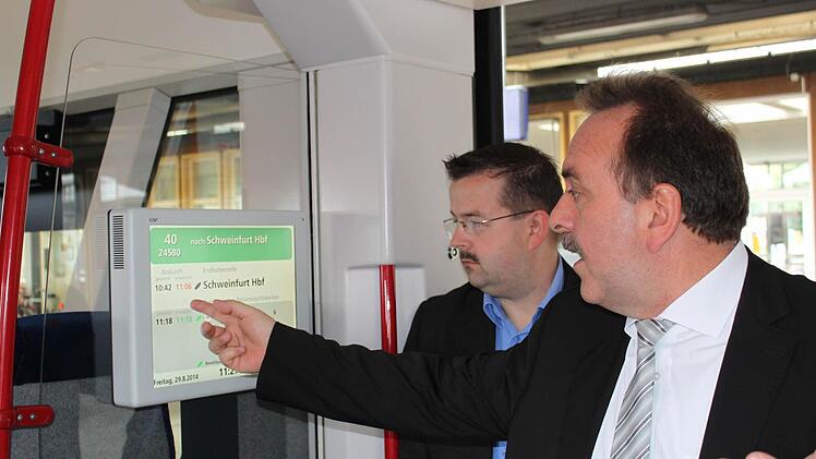 EB-Geschähtsführer Michael Hecht (rechts) demonstriert das neue Info-System in den Regio-Shuttles.