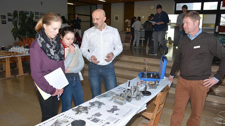 Aus Hofheim war die Firma ELSO zugegen, um Auszubildende anzulocken. Foto: Schmidt
