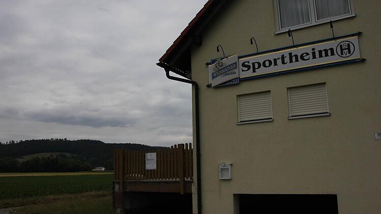 Das Sportheim des SV Hummendorf. Im Hintergrund der frühere Fußballplatz. Foto: Marco Meißner