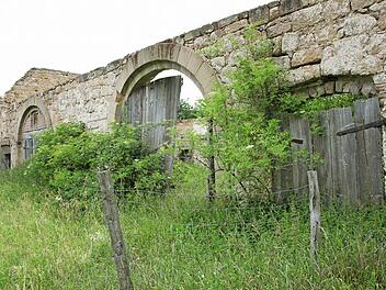 Diese Scheune steht noch unter Denkmalschutz. Die Außenmauer wird bis auf eine bestimmte Höhe abgetragen, um so den Standort zu beschreiben. Außerdem soll einer der Torbögen darin am Boden ausgelegt werden, um die Geschichte zu dokumentieren. Foto: Ralf Kestel