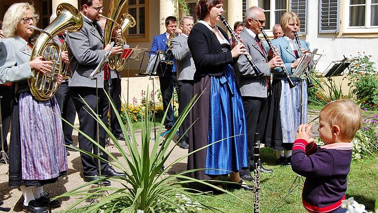 Musiker der Blaskapelle Bad Bocklet, der Blaskapelle Aschach und der Steinacher Musikanten kämpften vereint um den Dorffest-Zuschlag. Foto: Sigismund von Dobschütz