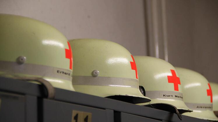 Schutzhelme für die Helfer liegen bereit. Foto: Ulrike Müller