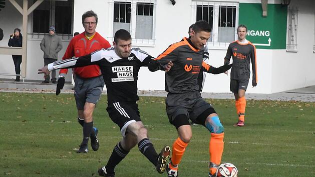 Burghausens Andreas Schmitt (links) und Weichtungens Christoph Then haben sich alle M&uuml;he gegeben. Doch am Ende blieb die Begegnung in Weichtungen torlos. Foto: Hopf