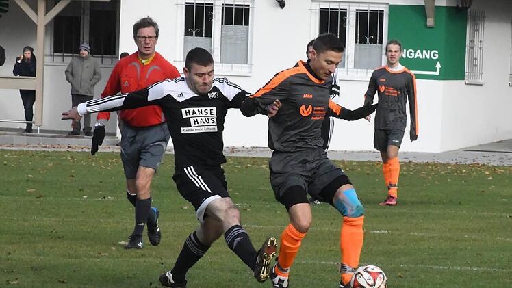 Burghausens Andreas Schmitt (links) und Weichtungens Christoph Then haben sich alle Mühe gegeben. Doch am Ende blieb die Begegnung in Weichtungen torlos. Foto: Hopf