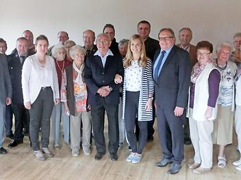 Unser Bild zeigt Heinrich Kraus (Mitte) mit Enkelin Ann-Kathrin (rechtsdaneben) und einem Teil der Gratulanten. Foto: Tobias Braunersreuther