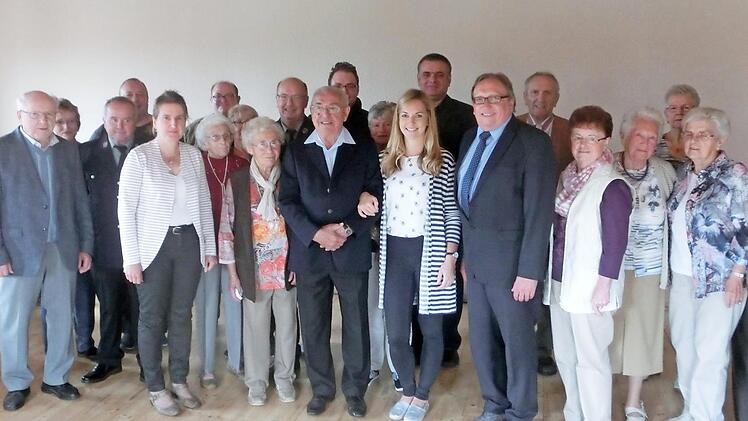 Unser Bild zeigt Heinrich Kraus (Mitte) mit Enkelin Ann-Kathrin (rechtsdaneben) und einem Teil der Gratulanten. Foto: Tobias Braunersreuther