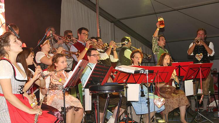 Die jungen Musikerinnen und Musiker verstanden es mit Blasmusik mit den richtigen "Wums" das Festzelt zum Brodeln zu bringen.
