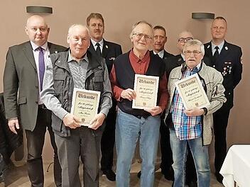 Bei der Ehrung (v. l.): Bürgermeister Peter Ebertsch, Max Reuter, KBI Harald Schnappauf, Franz Kluge, Vorsitzender Norbert Brökelschen, 2. Vorsitzender Alexander Eschrich, Hubert Leonhardt und 1. Kommandant Christian Wick Foto: privat