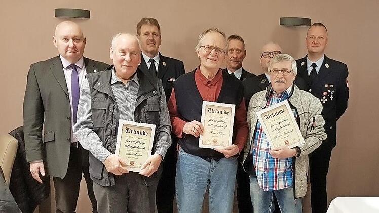 Bei der Ehrung (v. l.): Bürgermeister Peter Ebertsch, Max Reuter, KBI Harald Schnappauf, Franz Kluge, Vorsitzender Norbert Brökelschen, 2. Vorsitzender Alexander Eschrich, Hubert Leonhardt und 1. Kommandant Christian Wick Foto: privat