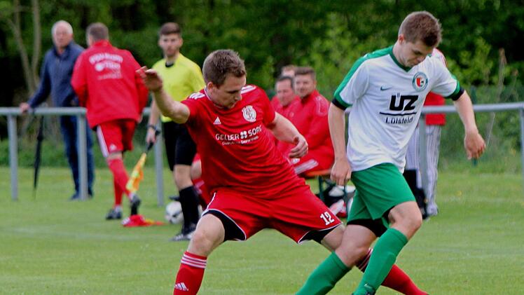 FSV Krum - SV-DJK Unterpiesheim. Der Krumer Jonas Vogel (l.) versucht, den Unterspiesheimer Paul Scheuring zu stoppen. Foto: Günther Geiling