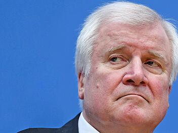 Horst Seehofer &uuml;bergibt das CSU-Ruder endg&uuml;ltig an Markus S&ouml;der. Foto: Bernd von Jutrczenka/dpa