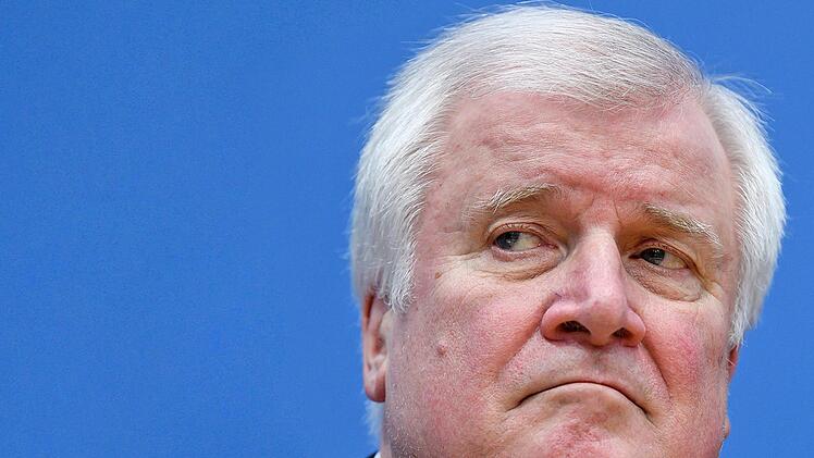 Horst Seehofer &uuml;bergibt das CSU-Ruder endg&uuml;ltig an Markus S&ouml;der. Foto: Bernd von Jutrczenka/dpa