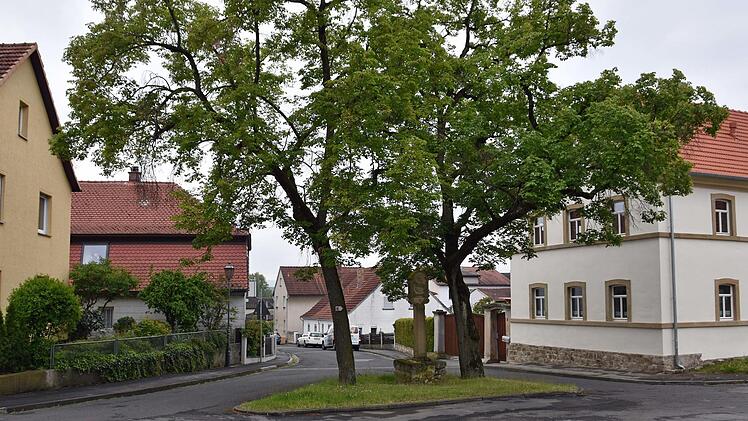 Seit kurzem darf man aus allen Richtungen von der Klosterstraße (im Vordergrund) nur noch rechts vom Marterle in die Linsengasse (hinten im Bild) fahren.