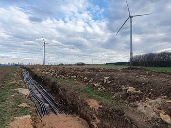 Anfang Mai soll Strom produziert werden: Derzeit werden die Leitungen verlegt, damit der Windpark Rugendorf ans Netz gehen kann. Foto: Christine Fischer