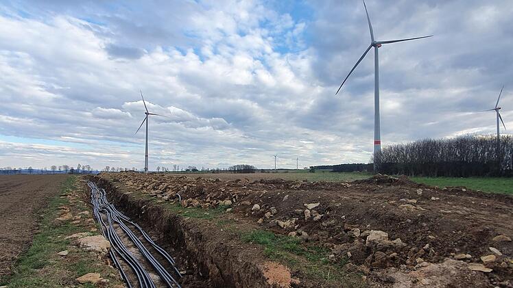 Anfang Mai soll Strom produziert werden: Derzeit werden die Leitungen verlegt, damit der Windpark Rugendorf ans Netz gehen kann. Foto: Christine Fischer